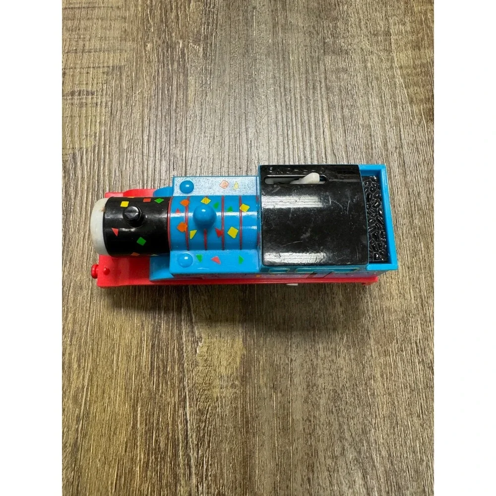 Thomas & Friends TrackMaster Motorized Thomas Confetti Celebration Train BDP11